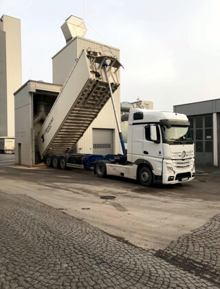 Kamión vysýpajúci náklad do sila