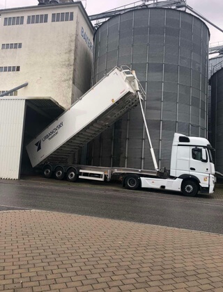 Kamión vykladajúci syspký náklad