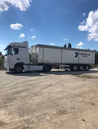 Kamión čakajúci v kameňolome na naloženie