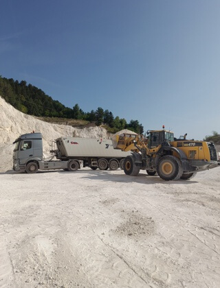 Nakladanie štrku na kamión v kameňplome Závada