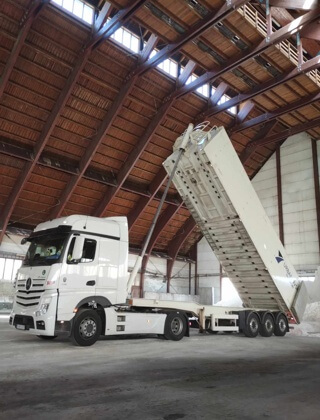 Vykládka v sklade sypkého materiálu