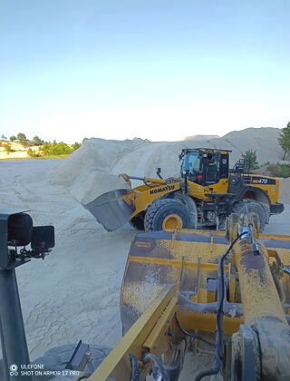 Veľkoobjemové nakladače v kameňolome Závada