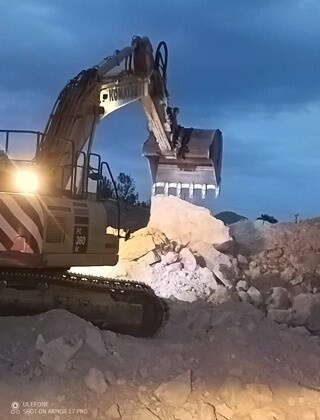 Báger v kameňolome Závada